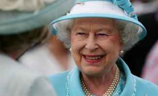 طفلة أهدت الورد لملكة بريطانيا فتلقت صفعة على وجهها