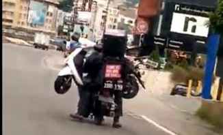 "النشرة" تكشف عن فيديو لشخص متهور على دراجة نارية يشكل خطرا على السلامة العامة