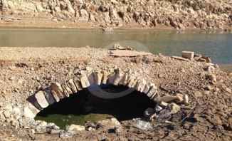 الجفاف يكشف عن جسر ومطحنة في باطن بحيرة القرعون