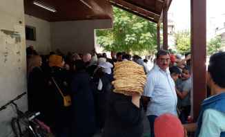 النشرة: السوريون يعانون أزمة كبيرة على ابواب الأفران لتأمين الخبز