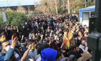 المتظاهرون في طهران يغلقون شوارع رئيسية بسياراتهم احتجاجا على رفع أسعار الوقود