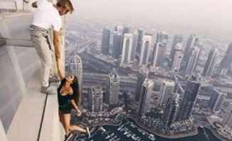  عارضة روسية تتحدى الموت من فوق أعلى برج في دبي
