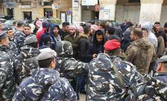 إشكال بين متظاهرين والقوى الأمنية أمام سرايا حلبا