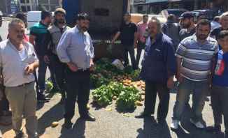 مزارعو بعلبك قطعوا الطريق الدولية في رياق احتجاجا على تهريب المنتوجات السورية