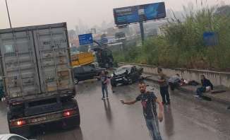 انزلاق شاحنة على أوتوستراد الصياد باتجاه بيروت وسقوط عدد من الجرحى