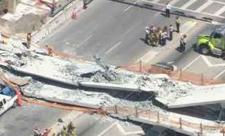 انهيار جسر مشاة في جامعة فلوريدا ميامي بأميركا