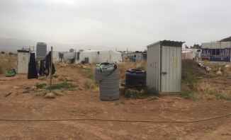 النشرة: النازحون السوريون يخلون مخيمهم في دير الاحمر
