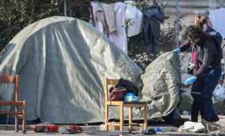 الشرطة الإيطالية تهدم مخيماً رمزياً مؤقتاً للنازحين في روما