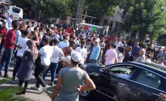 النشرة: الاعتداء على سيارات المارة على دوّار عجلتون وسط كسروان من قبل المتظاهرين