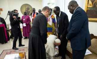 البابا فرنسيس قبّل أقدام رئيس جنوب السودان ونائبه