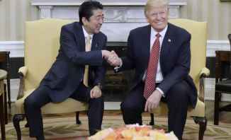 ترامب لرئيس وزراء اليابان: لديك يدان قويتان
