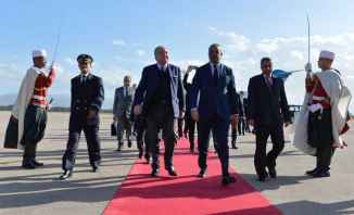 المشنوق وصل إلى الجزائر للمشاركة في مؤتمر وزراء الداخلية العرب