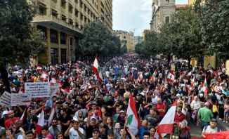 المعتصمون في وسط بيروت يطلقون شعارات مرحبة بالنازحين