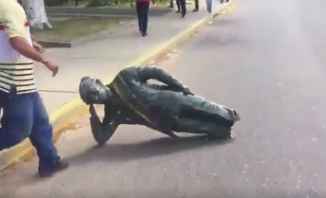 متظاهرون في فنزويلا يحطمون تمثال هوغو تشافيز