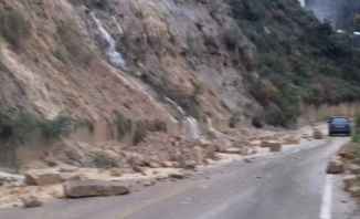  إنهيارات صخرية على طريق الغابون ومناشدات للمواطنين بتوخي الحذر 