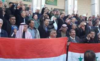 النشرة: مئات الاهالي من القامشلي يرفعون العلم السوري وينددون بالتدخلات