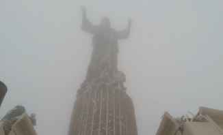 النشرة: رفع ثاني اكبر تمثال للمسيح في العالم ببلدة صيدنايا السورية 