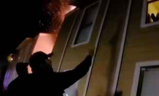 شرطي يلتقط طفلا قفز من نافذة بيت يحترق
