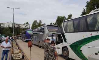 النشرة: وصول عدد من الحافلات التي تقل مئات النازحين السوريين الى سوريا
