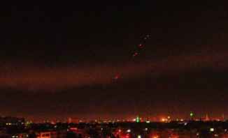سانا: التصدي لـ 13 صاروخا وإسقاطها بمنطقة الكسوة واستهداف مركز البحوث في برزة