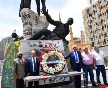 نقيبا الصحافة والمحررين وضعا اكليلا من الزهر على تمثال الشهداء 
