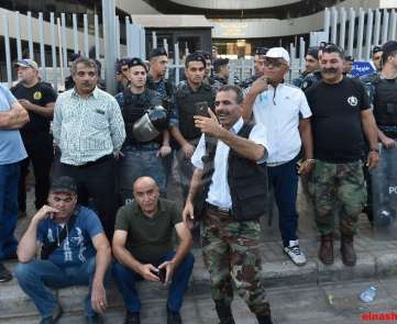 اعتصام للعسكريين المتقاعدين ومتطوعي الدفاع المدني أمام مبنى الـTVA 
