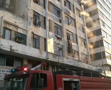 إخماد حريق في مبنى بسد البوشرية