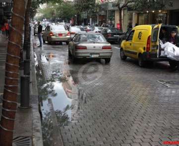 العاصفة تتسبب بازدحام السير في بيروت