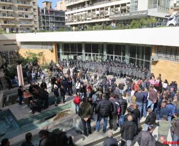 اعتصام للعمال المياومين أمام شركة كهرباء لبنانn