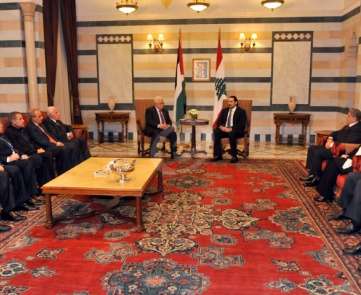 الرئيس الفلسطيني يلتقي الحريري بالسراي الحكومي