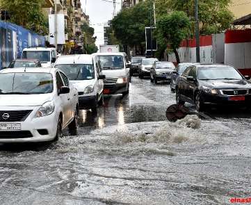 مياه الأمطار تغمر الطرقات