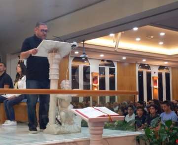 رعية مار فرنسيس تحيي رتبة سجدة الصليب في دبي