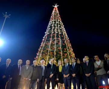 اضاءة شجرة الميلاد في ساحة الشهداء في بيروت