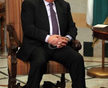 الرئيس الفلسطيني يلتقي الحريري بالسراي الحكومي