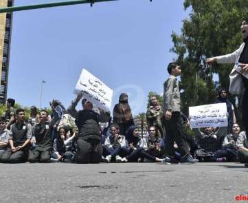 اعتصام للطلاب الذين لم يحصلوا بعد على بطاقات ترشيح للامتحانات امام وزارة التربية