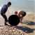 الدفاع المدني: انتشال جثة مواطن جرفته الأمواج إلى عرض البحر مقابل شاطئ طبرجا