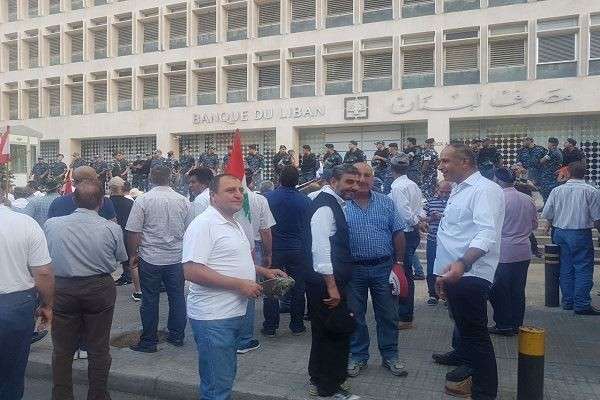 العسكريون المتقاعدون يعتصمون ويقفلون مداخل مصرف لبنان ومرفأ بيروت
