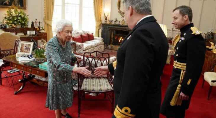 الملكة إليزابيث تعلن أنها تواجه صعوبة في "الحركة" وتتّكئ على عصا