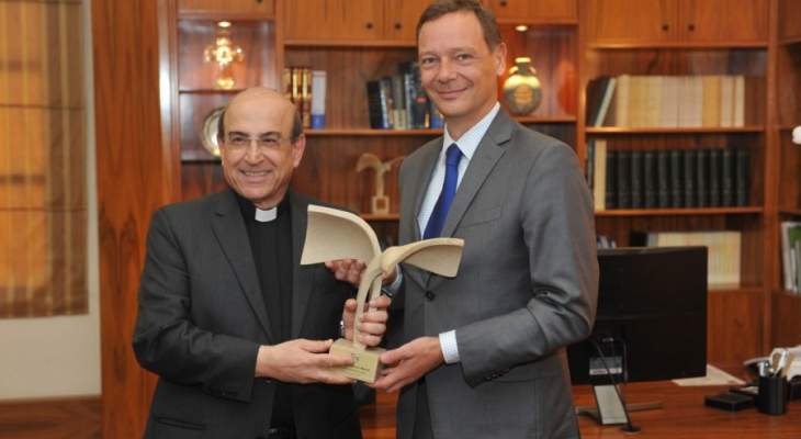  السفير الفرنسي زار جامعة الروح القدس: ننوه بدورها بالحفاظ على لبنان 