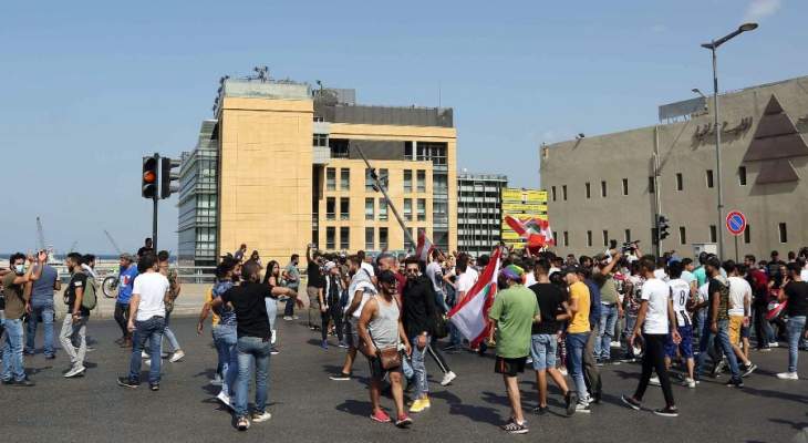 إنطلاق مسيرة إحتجاجية من ساحة الشهداء الى مرفأ بيروت