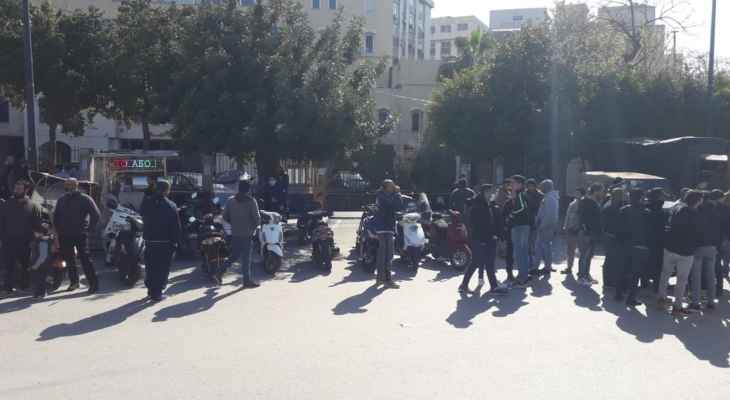 النشرة: اعتصام لأصحاب الدراجات النارية احتجاجًا على قرار منعهم من التجوّل في صيدا