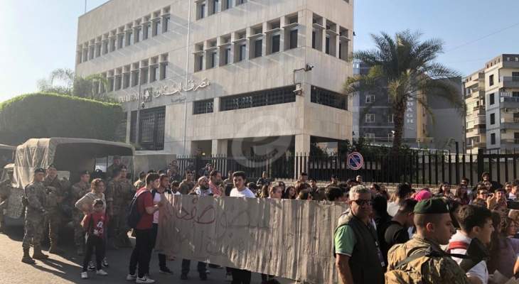 النشرة: المحتجون بدأوا بالتجمع أمام عدد من المرافق العامة في صيدا