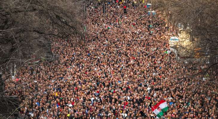 عشرات آلاف المجريين تظاهروا في بودابست تنديدًا بالعفو عن مدان في قضية تحرش بأطفال