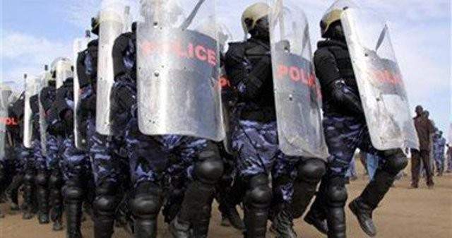 الشرطة السودانية تستخدم الغاز المسيل للدموع لتفريق مئات المتظاهرين