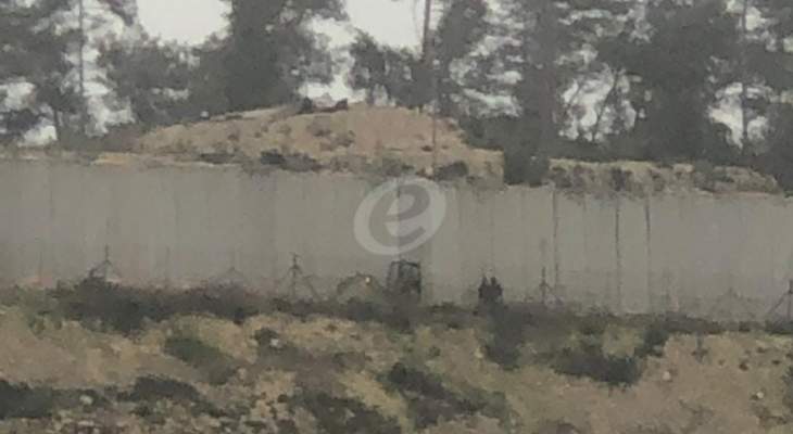 النشرة: الجيش الاسرائيلي استأنف أعمال الحفر وإقامة السواتر الترابية بمحاذاة السياج التقني