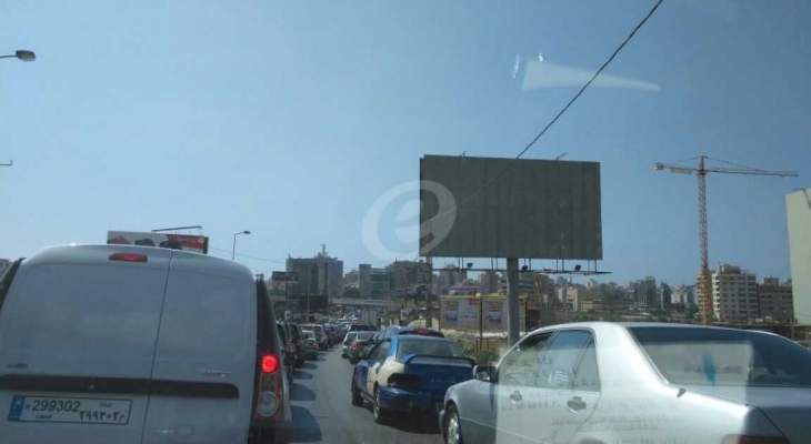 النشرة: زحمة سير من عاريا بإتجاه عاليه بسبب تعطل شاحنة