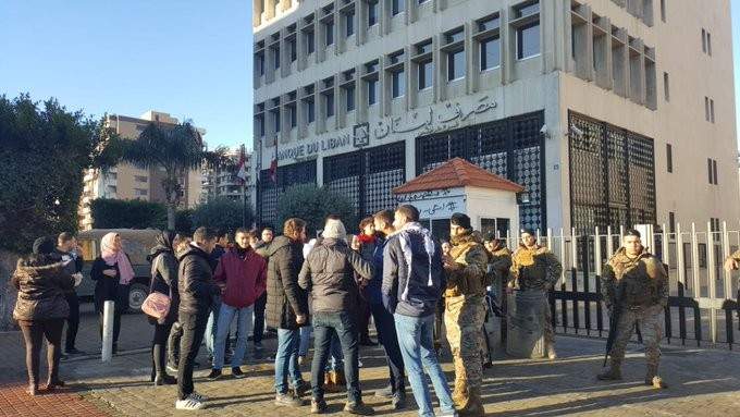 تجمع لعدد من المحتجين امام مصرف لبنان في طرابلس 