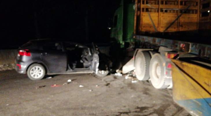 قتيلان نتيجة إصطدام سيارة بشاحنة تقطع اوتوستراد شكا مفرق الهري