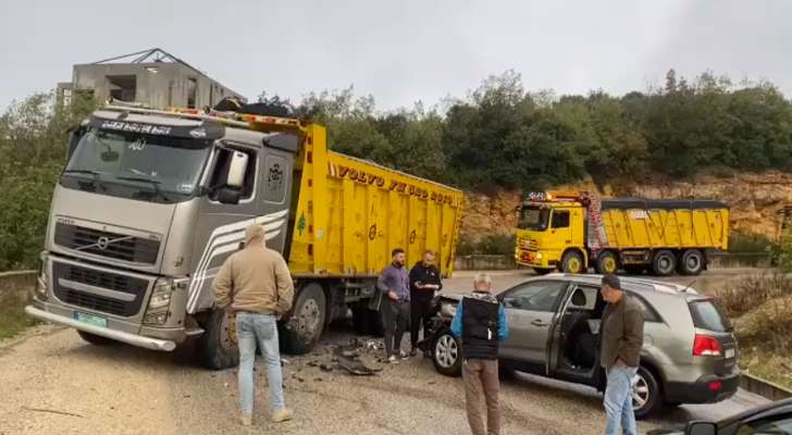 حادث سير بين سيارة وشاحنة على الطريق بين صوفر وبحمدون
