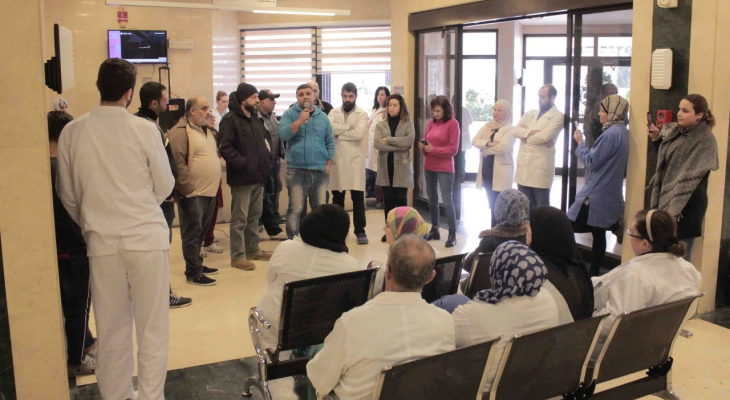 النشرة: موظفو مستشفى صيدا يعتصمون للمطالبة بالإفراج عن السلفة المالية